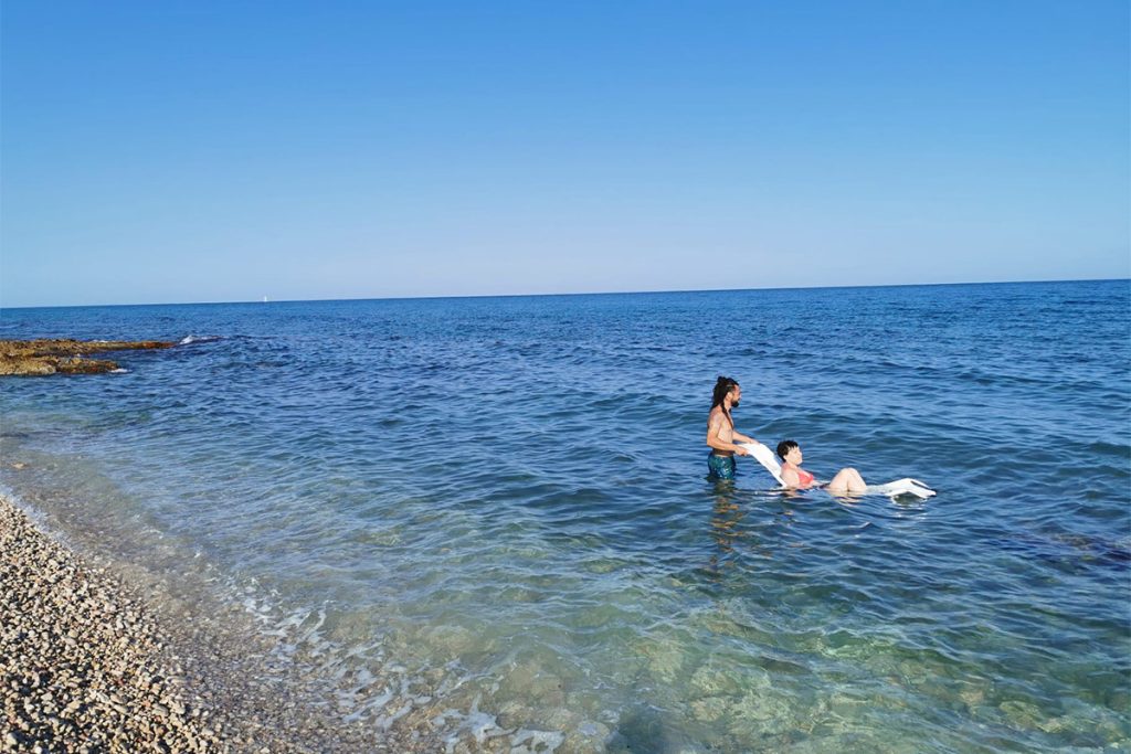 En el mar con silla adaptada