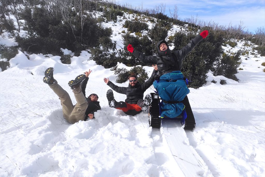 Tirados en la nieve riendo