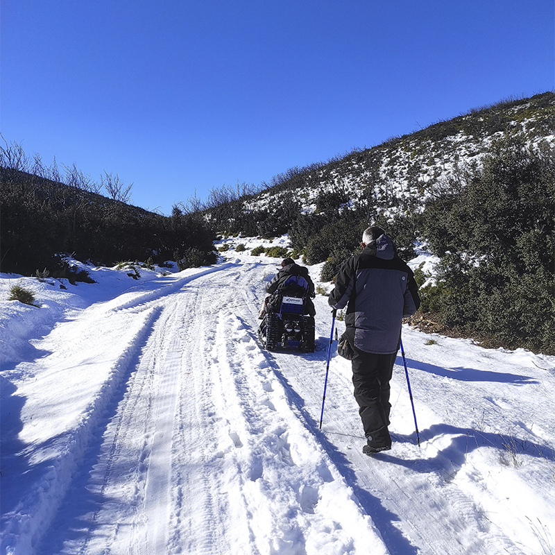 De ruta por la nieve gracias a nuestra silla acompañando al excursionista