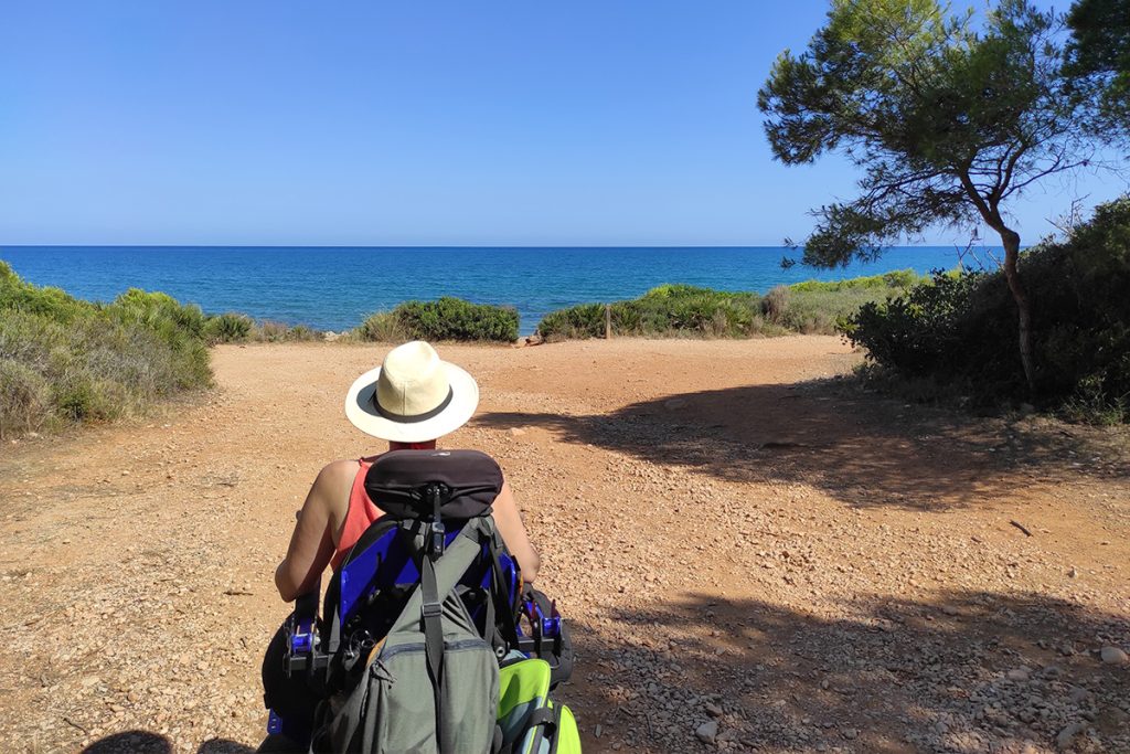 posado de espaldas con el mar al fondo