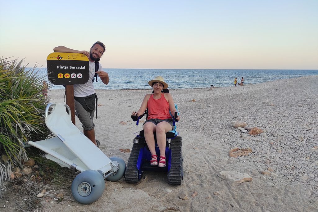 Posado con el cartel de la playa de Serradal