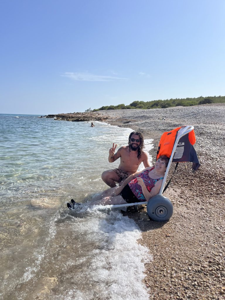 Posado en la orilla del mar