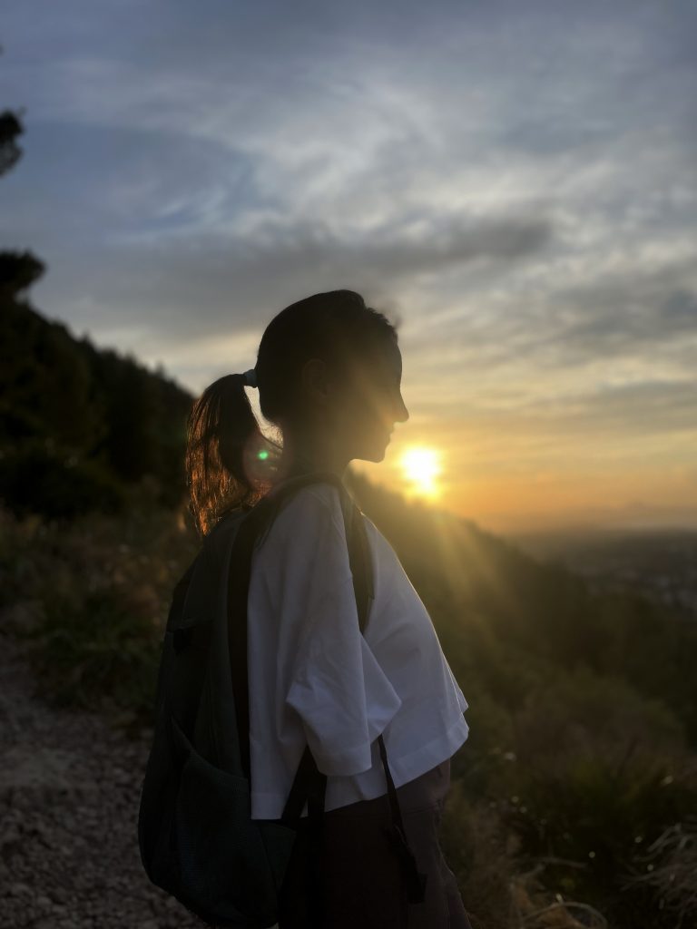 Posado al atardecer a contraluz