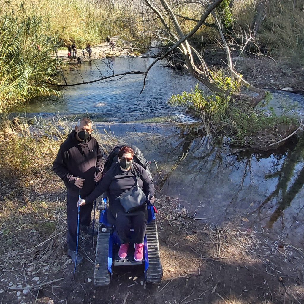 Pareja posando junto al rio con nuestra silla
