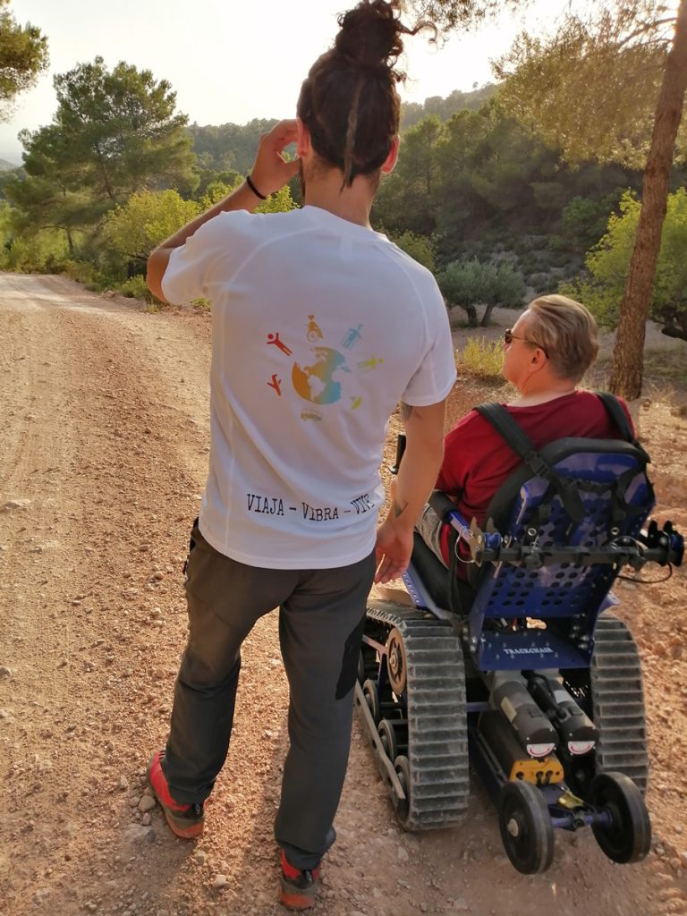 De ruta por el bosque con la camiseta de Turismo Adaptado V3