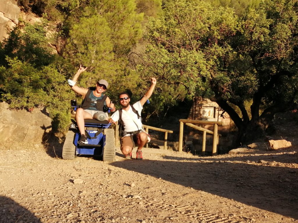 Posado de hamu con la excursionista en sierra de Calderona