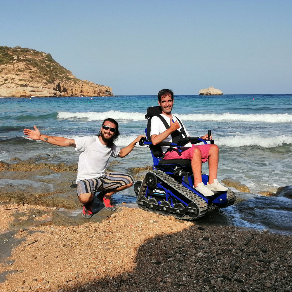 Hamu con el cliente con el mar de fondo