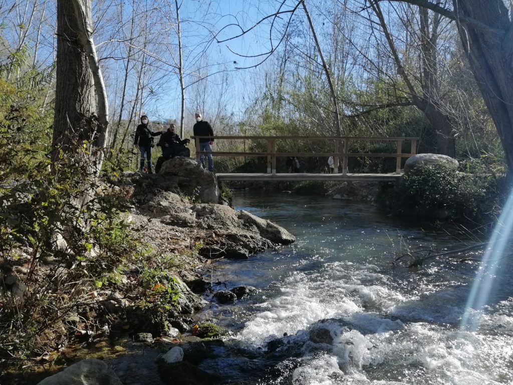 foto de grupo junto a un puente de madera sobre el rio