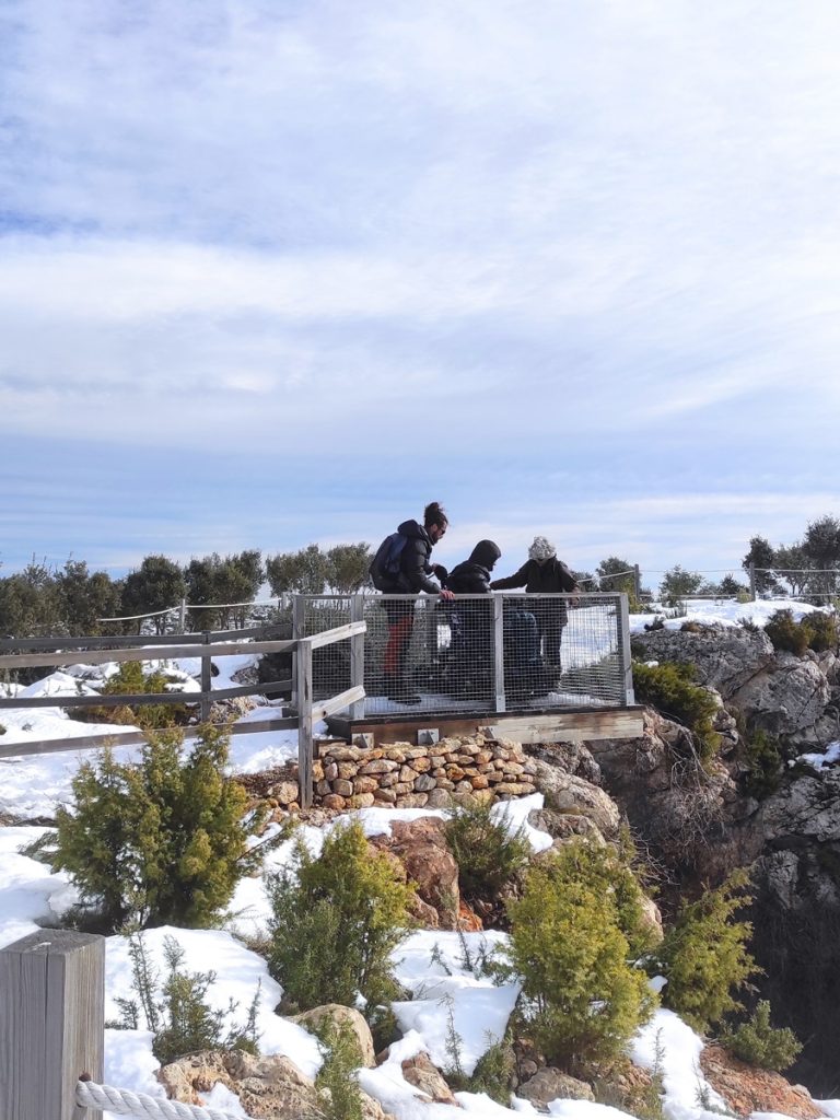 Excursión a la nieve, sobre un mirador