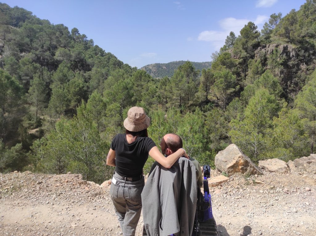 pareja de excursionistas admirando las vistas