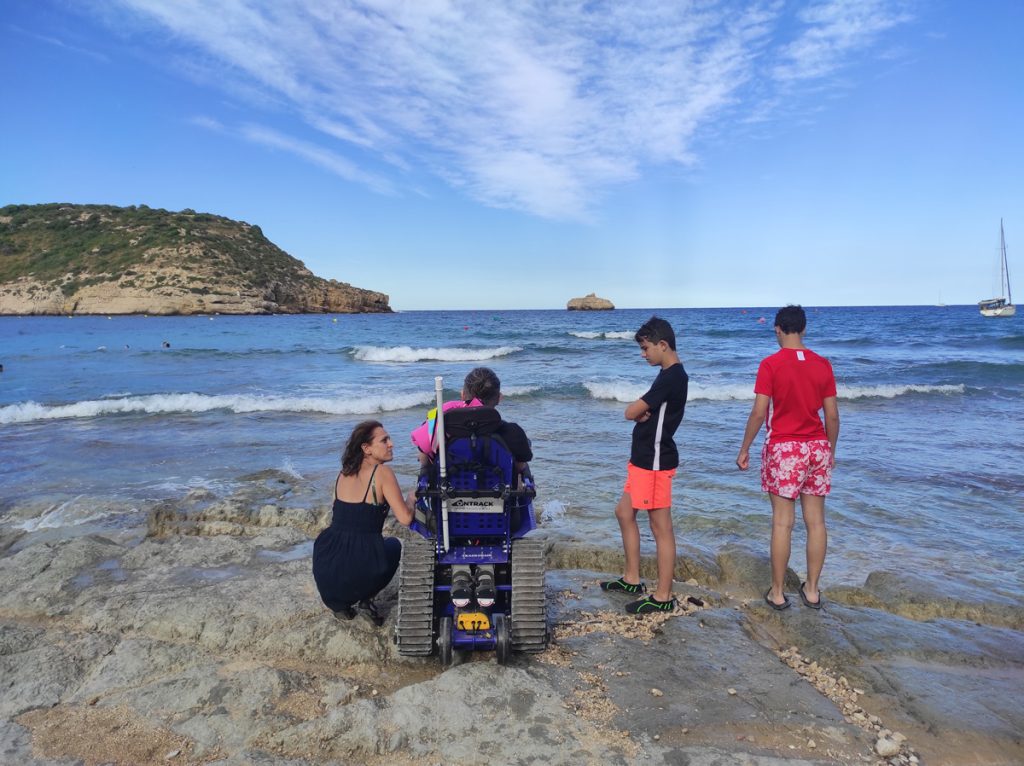 Familia mirando al mar