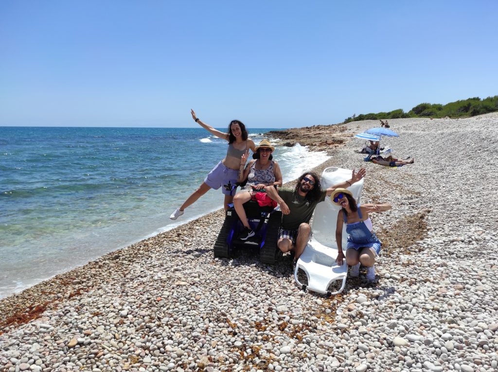 Posado grupal en la orilla de la playa de Serradal