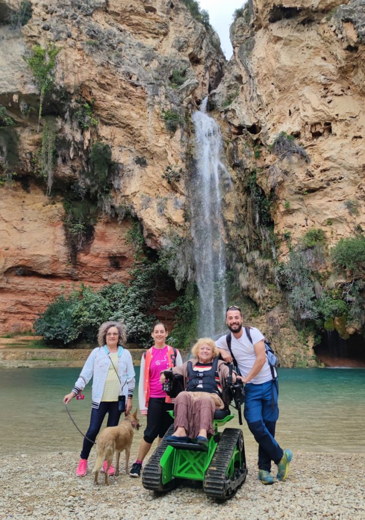 foto de grupo con cascada de fondo