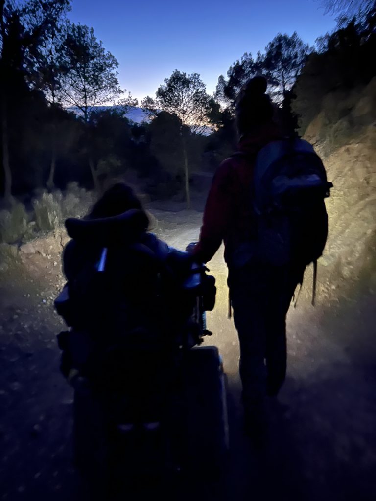 Ruta nocturna con nuestra silla de ruedas y linternas