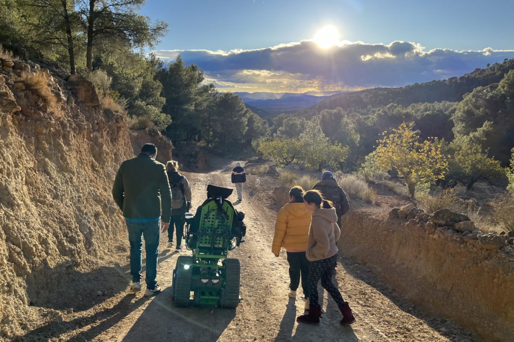 Familia paseando por el monte gracias a nuestra silla motorizada
