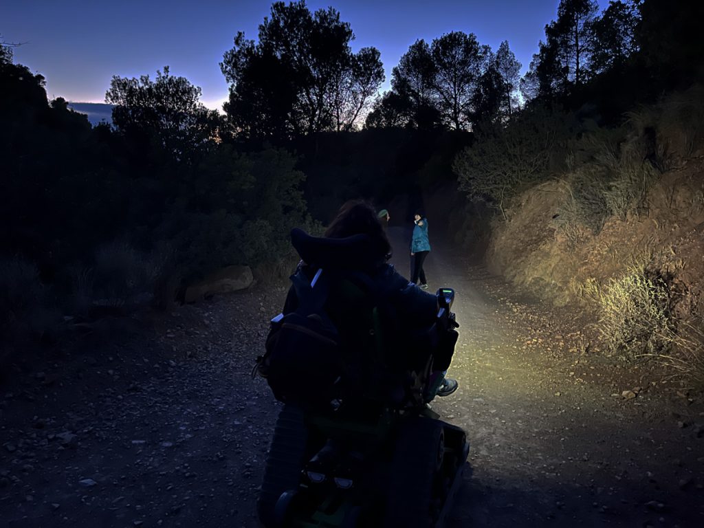 Ruta al anochecer por el campo