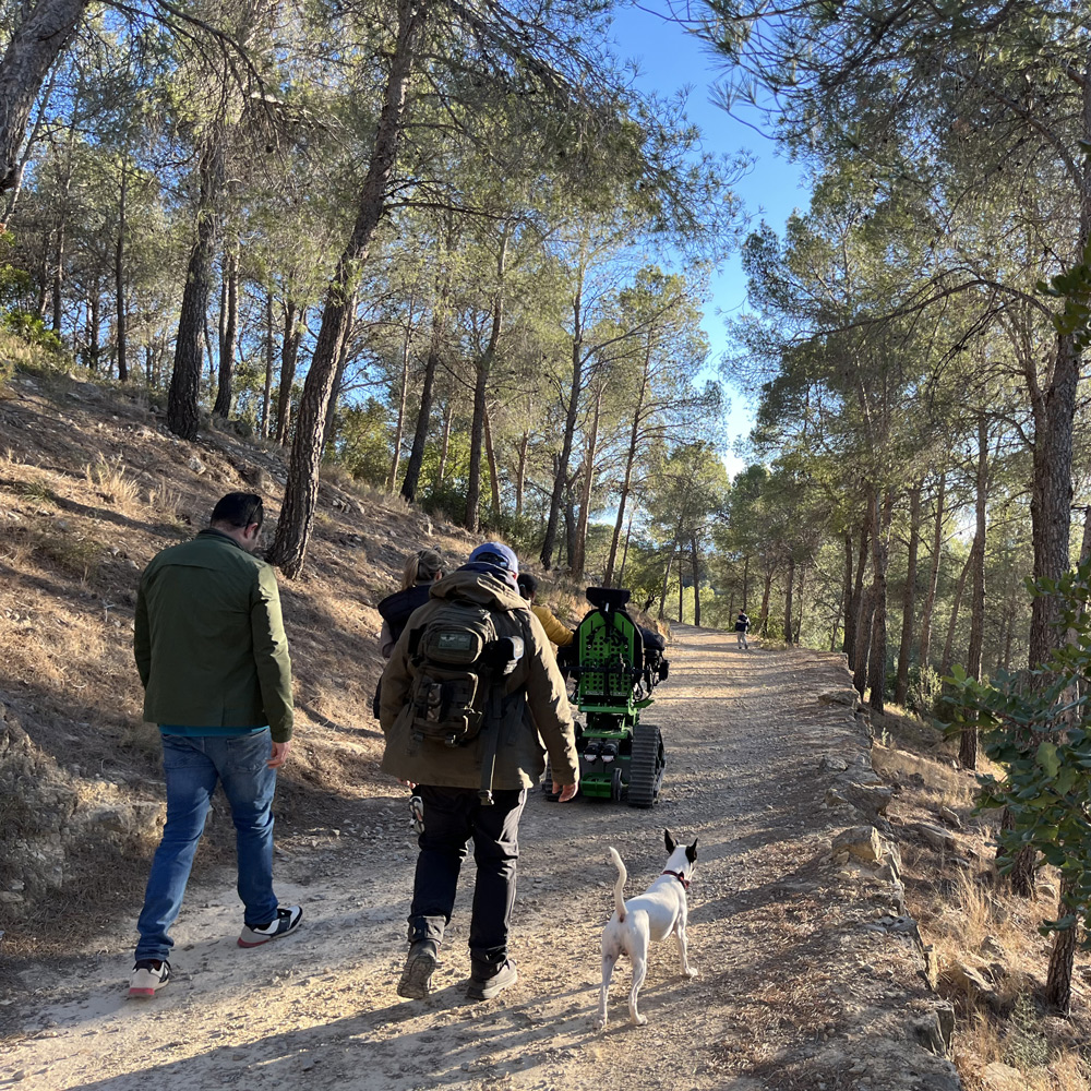 De excursión por el monte con la familia acompañados de los niños y el perro