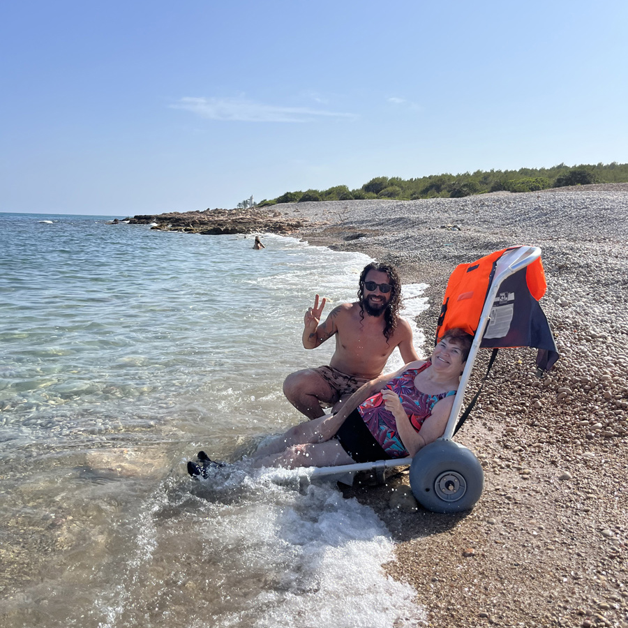 En la orilla de la playa de Serradal gracias a nuestra silla para el mar