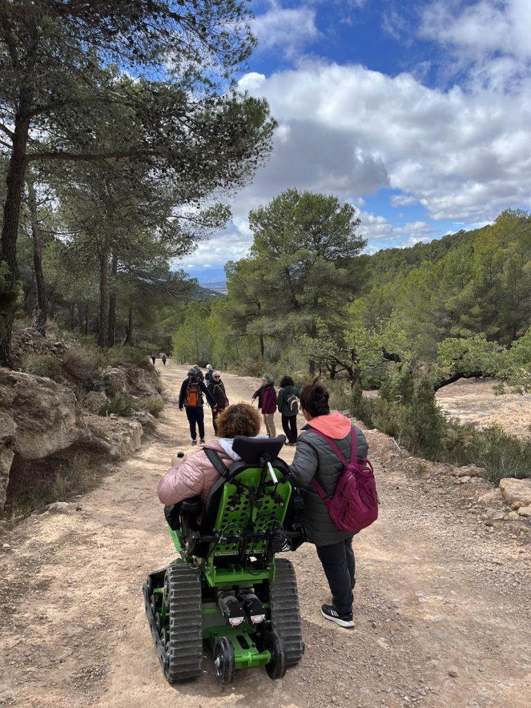 Grupo de amigas paseando acompañando a su amiga en nuestra silla de ruedas