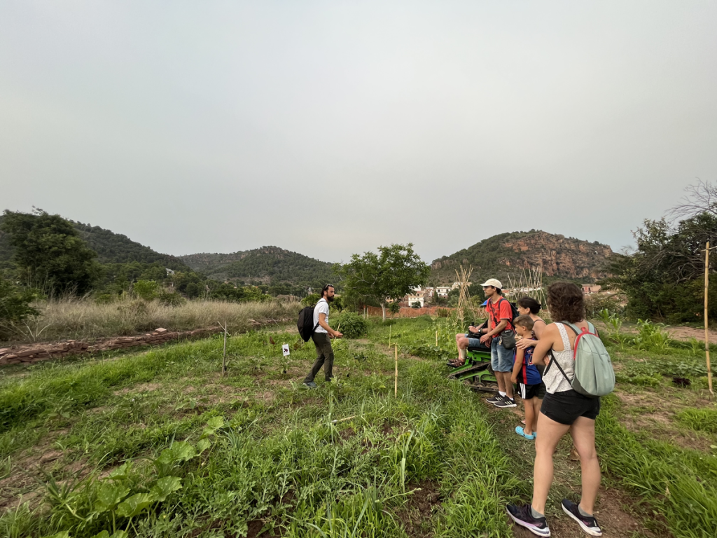 Hamu dando un explicación a los excursionistas en la Huerta