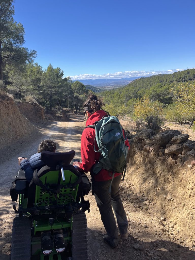 Hamu acompañando al cliente en nuestra silla motorizada