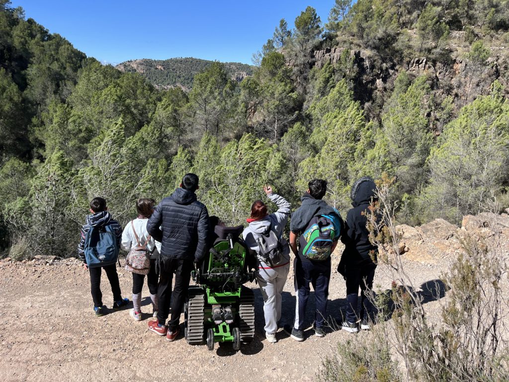 Foto de la familia de espaldas mirando al horizonte