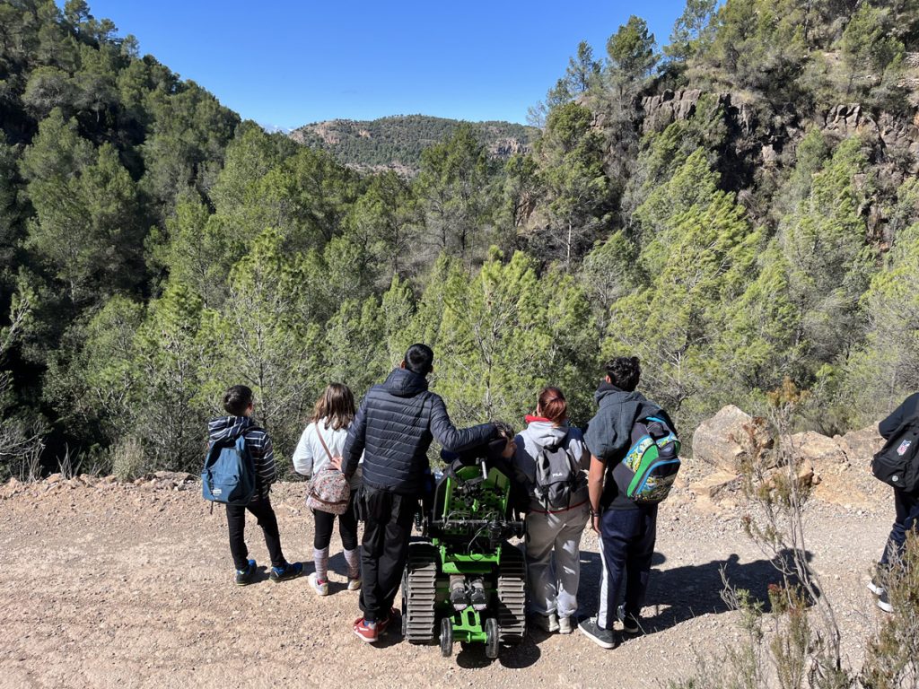 Posado familiar de espaldas mirando a las montañas