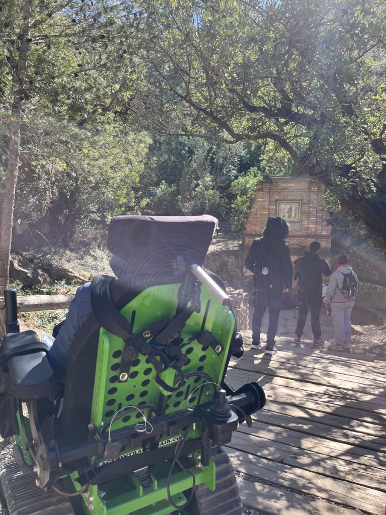 Grupo de excursionistas viendo el paisaje