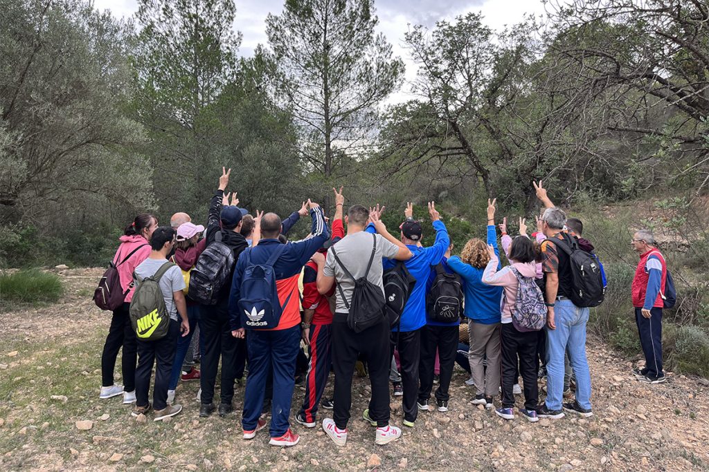 Foto de todo el grupo de espaldas a la cámara