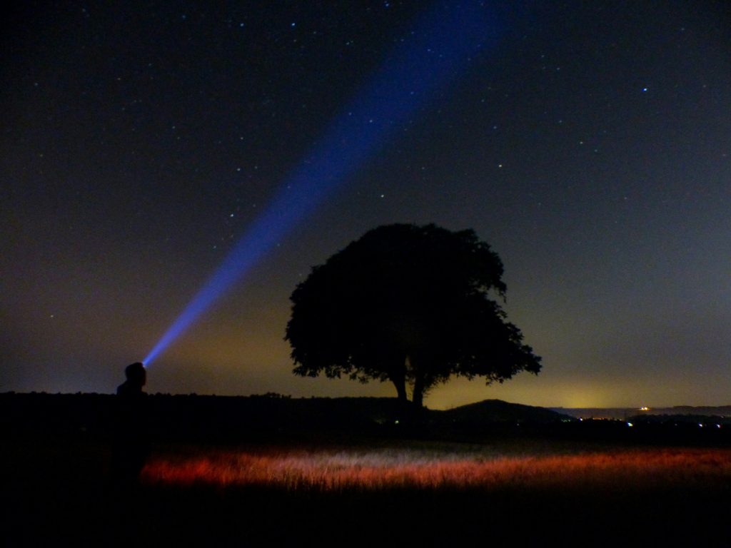 ruta nocturna iluminada con una linterna en la frente